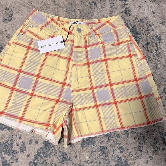 WeWoreWhat Boyfriend Plaid Denim Shorts in Garden
Glade Pale Yellow Size 26 - Picture 4 of 5